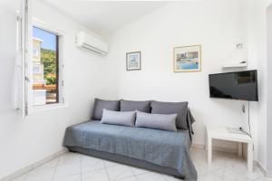 Et tv og/eller underholdning på Apartments by the sea Slatine, Ciovo - 6000