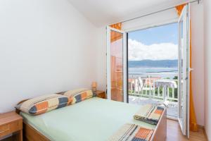 En eller flere senge i et værelse på Apartments by the sea Slatine, Ciovo - 6000