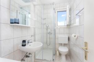 Et badeværelse på Apartments by the sea Slatine, Ciovo - 6000 + 27 billeder