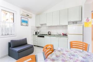 Køkken eller tekøkken på Apartments by the sea Slatine, Ciovo - 6000