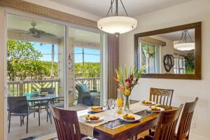 a dining room with a table and chairs and a mirror at Pili Mai 15H - Central A/C in Kipu