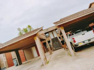 ロートンにあるGolden Sunflower's Apt B1の家の前に立つトラック +15枚の写真