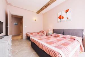 Schlafzimmer mit einem Bett und einem Flachbild-TV in der Unterkunft Le Dimore di Diana in Venaria Reale