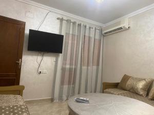 Beni EnzarにあるAppartement 2 frontière melillaのソファと薄型テレビのあるリビングルーム