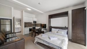 Un dormitorio con una cama y un sofá y una cocina. en Hangar, en Dinner Plain