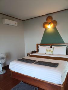 Rúm í herbergi á Baan I Ta Lay Koh Yao Noi