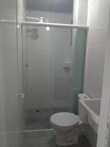ein Badezimmer mit Dusche, Toilette und Waschbecken in der Unterkunft Casa da Maria Ubatuba in Ubatuba