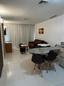 una sala de estar con una mesa y un sofá en Hotel Margarita Real Penthouse 6403, en Porlamar
