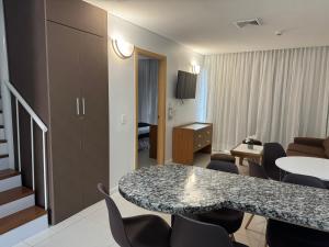 Una sala de estar con una mesa y sillas en una habitación. en Hotel Margarita Real Penthouse 6403, en Porlamar