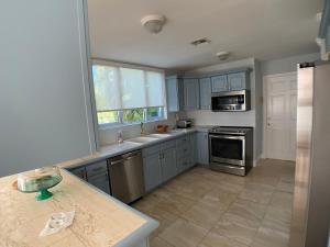 Billede fra billedgalleriet på Pretty Bahama Style Home on Crystal Clear Canal i Freeport