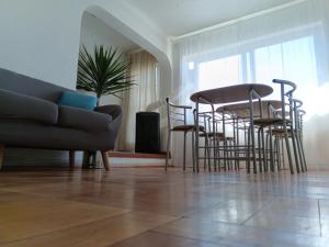 Una sala de estar con sillas, un sofá y una mesa. en Casa CasCal, en Santiago