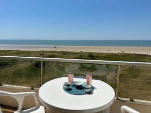 Fotografia z galérie ubytovania Notre-Dame-de-Monts - Appartement 5 personnes avec Balcon et Accès Direct à la Plage - FR-1-540-199 v destinácii Notre-Dame-de-Monts