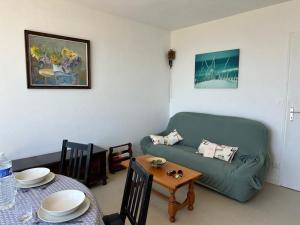 Fotografia z galérie ubytovania Notre-Dame-de-Monts - Appartement 5 personnes avec Balcon et Accès Direct à la Plage - FR-1-540-199 v destinácii Notre-Dame-de-Monts