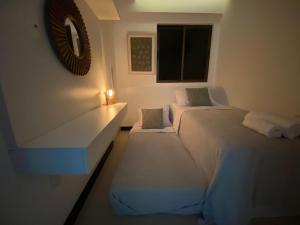 Postel nebo postele na pokoji v ubytování Luxor Double Aluguel por Temporada com Varanda Gourmet contendo churrasqueira e frigobar, Vista panorâmica da Ponta Verde! 2 quartos com split, 2 banheiros e uma banheira de hidromassagem na suíte do Apartamento! + 42 fotografií