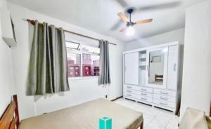 Ένα ή περισσότερα κρεβάτια σε δωμάτιο στο Apartamento da Música a 300 metros da areia da Praia do Morro, com 1 quarto, Garagem, tv smart e Wi-fi