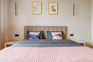 Ένα ή περισσότερα κρεβάτια σε δωμάτιο στο Aisulu - апартаменты в центре города - выбор для туриста и деловых поездок