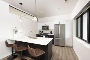 Dapur atau dapur kecil di East Side Luxury 1BR Apt - Near Brady St with Balcony and Lounge