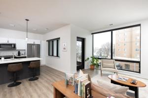 Dapur atau dapur kecil di East Side Luxury 1BR Apt - Near Brady St with Balcony and Lounge