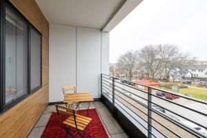 Balkoni atau teres di East Side Luxury 1BR Apt - Near Brady St with Balcony and Lounge