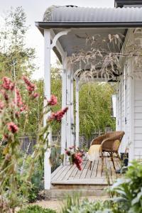 pergolato bianco con panchina sul portico di Little Oak - Place to Relax and Create Memories a Cygnet