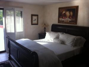 Tempat tidur dalam kamar di Spanish Villa Inn