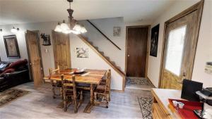 una sala da pranzo con tavolo e sedie in legno di Claim Jumper A-Frame 3 - WiFi - Cable - Hot Tub - Washer - Dryer - Wood Burning Fireplace a Red River