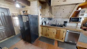 Кухня или мини-кухня в Claim Jumper A-Frame 5 - Pet Friendly - WiFi - Cable - Grill - Gas Fireplace
