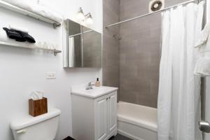 Ένα μπάνιο στο Ukrainian Village 2BR Modern Apartment D1 +10 φωτογραφίες