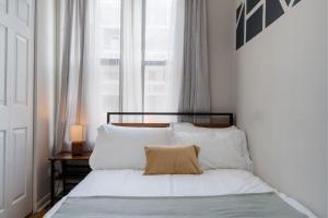 Ένα ή περισσότερα κρεβάτια σε δωμάτιο στο Ukrainian Village 2BR Modern Apartment D1