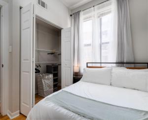 Ένα ή περισσότερα κρεβάτια σε δωμάτιο στο Ukrainian Village 2BR Modern Apartment D1