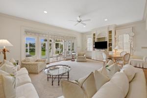 Μια τηλεόραση ή/και κέντρο ψυχαγωγίας στο Ocean Escape home by Peace Vacations