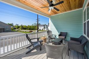 Μπαλκόνι ή βεράντα στο Beach Cruiser Cottage home by Peace Vacations