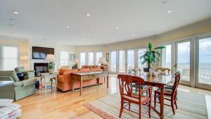 Una sala de estar con una mesa y sillas y un sofá. en Higher Porpoise home by Peace Vacations, en Pawleys Island