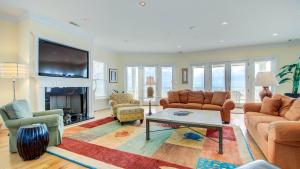 Una sala de estar con sofás y un televisor. en Higher Porpoise home by Peace Vacations, en Pawleys Island