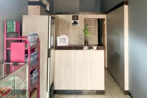 Η κουζίνα ή μικρή κουζίνα στο Karins Guesthouse Syariah RedPartner