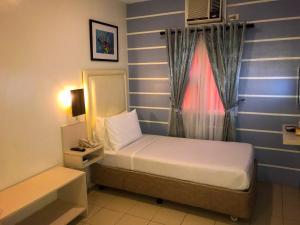 Postel nebo postele na pokoji v ubytování Cebu Uncle Tom's Cabin Hotel powered by Cocotel