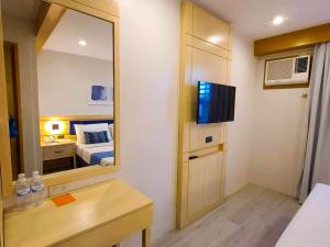TV a/nebo společenská místnost v ubytování Cebu Uncle Tom's Cabin Hotel powered by Cocotel