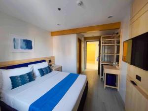 Postel nebo postele na pokoji v ubytování Cebu Uncle Tom's Cabin Hotel powered by Cocotel + 37 fotografií