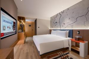 Postel nebo postele na pokoji v ubytování IntercityHotel Jingdezhen Taoxichuan