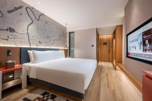 Postel nebo postele na pokoji v ubytování IntercityHotel Jingdezhen Taoxichuan
