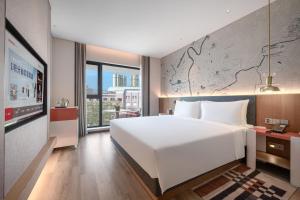 Postel nebo postele na pokoji v ubytování IntercityHotel Jingdezhen Taoxichuan
