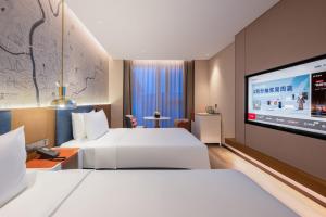 Postel nebo postele na pokoji v ubytování IntercityHotel Jingdezhen Taoxichuan