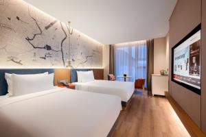 Postel nebo postele na pokoji v ubytování IntercityHotel Jingdezhen Taoxichuan