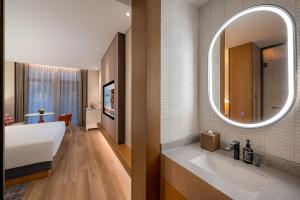 Postel nebo postele na pokoji v ubytování IntercityHotel Jingdezhen Taoxichuan