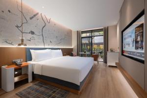 Postel nebo postele na pokoji v ubytování IntercityHotel Jingdezhen Taoxichuan