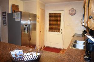 Köök või kööginurk majutusasutuses Claim Jumper Townhouse 16 - On The River - Across from the Fishing Ponds - In Town - Near The Ski Area - Fireplace - WiFi - Sate