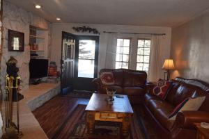 Istumisnurk majutusasutuses Claim Jumper Townhouse 16 - On The River - Across from the Fishing Ponds - In Town - Near The Ski Area - Fireplace - WiFi - Sate