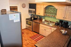 Köök või kööginurk majutusasutuses Claim Jumper Townhouse 16 - On The River - Across from the Fishing Ponds - In Town - Near The Ski Area - Fireplace - WiFi - Sate