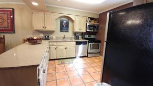 Köök või kööginurk majutusasutuses Claim Jumper Townhouse 22 - On The River - Across from the Fishing Ponds - In Town - Near The Ski Area - Fireplace - WiFi - Sate