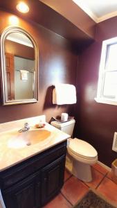 Vannituba majutusasutuses Claim Jumper Townhouse 22 - On The River - Across from the Fishing Ponds - In Town - Near The Ski Area - Fireplace - WiFi - Sate +15 fotot